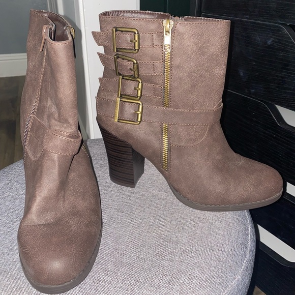 Heeled booties - Picture 2 of 2